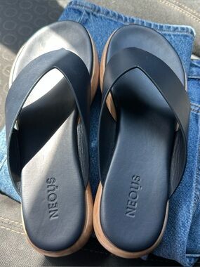 NEOUS Eryncina navy wood flatform sandal